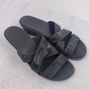 Crocs Wedge sandals Dark Brown cross strap stretch Size 8 low heel Cushioned